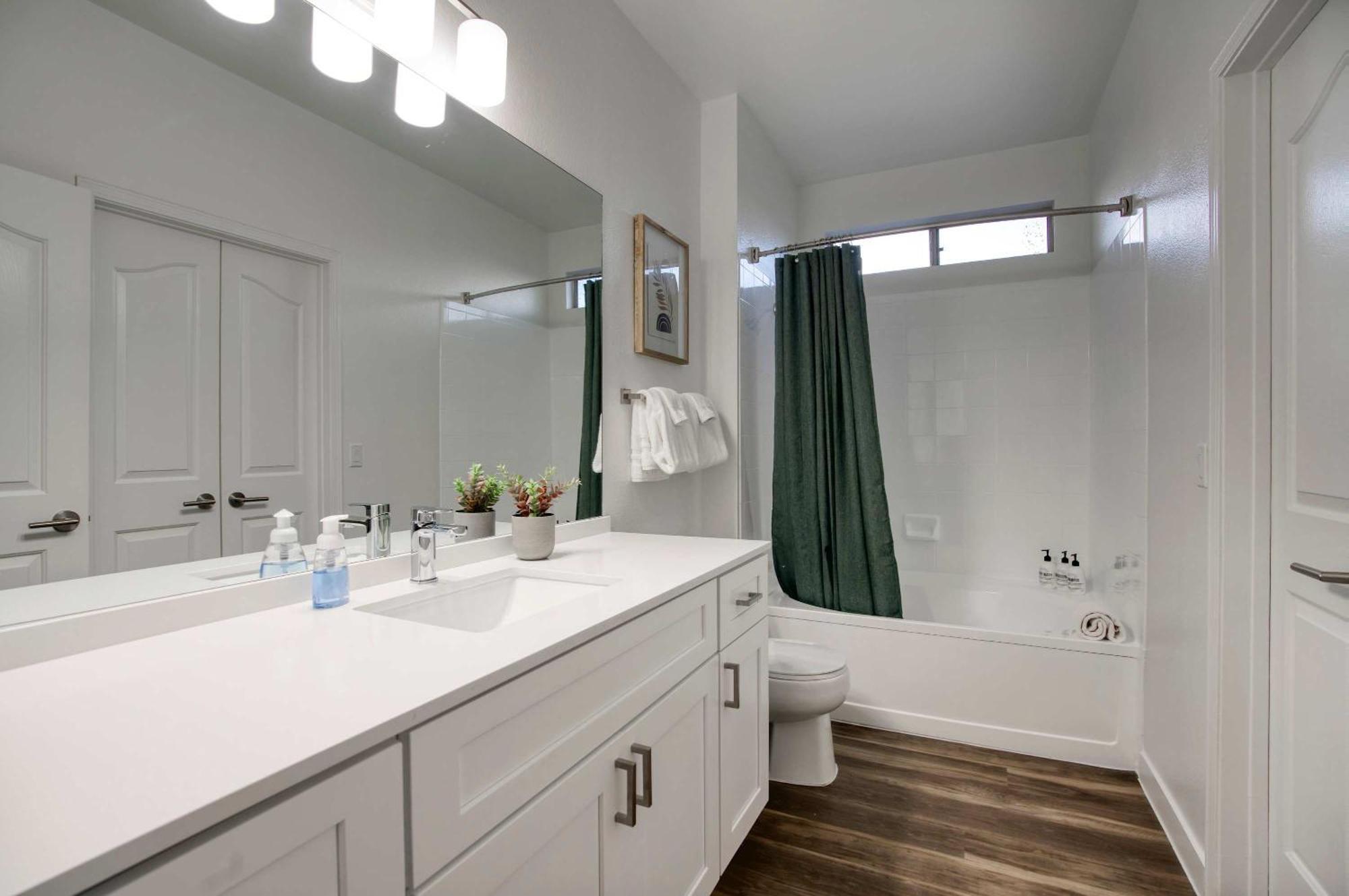 Modern 3-br Near Kierland Apartment Scottsdale